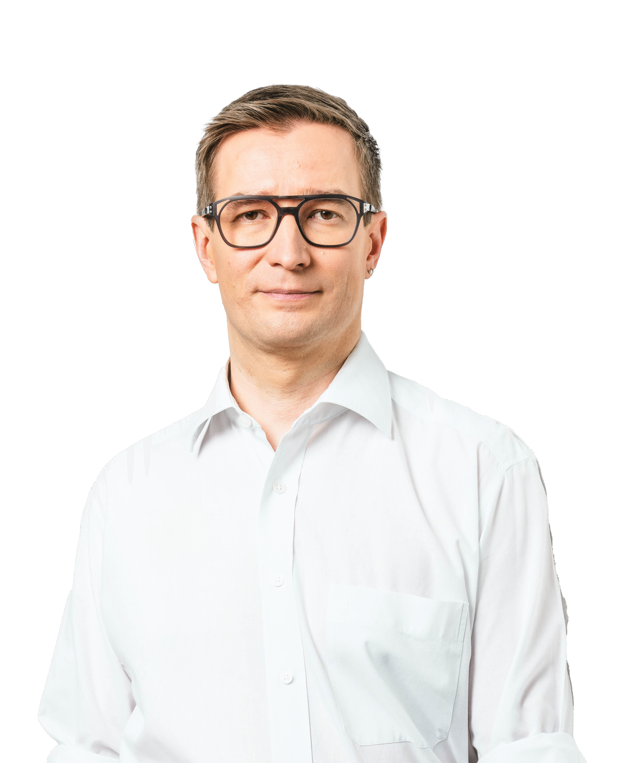 Oras Tynkkynen valkoisessa kauluspaidassa.